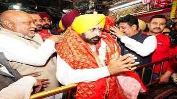 ਮੁੱਖ ਮੰਤਰੀ ਨੇ ਸ਼ਕਤੀਪੀਠ ਸ੍ਰੀ ਦੇਵੀ ਤਲਾਬ ਮੰਦਰ ਅਤੇ ਸ੍ਰੀ ਮਹਾ ਲਕਸ਼ਮੀ ਮੰਦਰ ਵਿਖੇ ਮੱਥਾ ਟੇਕਿਆ