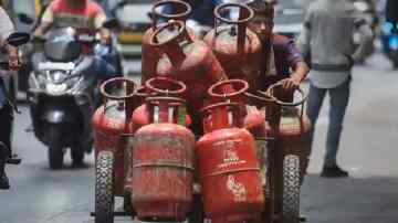 LPG ਗੈਸ ਸਿਲੰਡਰਾਂ ਦੀਆਂ ਕੀਮਤਾਂ ਚ ਭਾਰੀ ਗਿਰਾਵਟ, ਜਾਣੋ ਤਾਜ਼ਾ ਰੇਟ