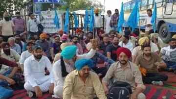ਬੱਸ ਕੰਡਕਟਰ ਦੀ ਕੁੱਟਮਾਰ ਕਰਕੇ PRTC ਦੇ ਮੁਲਾਜ਼ਮਾਂ ਵੱਲੋਂ ਬਰਨਾਲਾ ਸ਼ਹਿਰ ਚ ਵੱਖ-ਵੱਖ ਥਾਵਾਂ ਤੇ ਕੀਤਾ ਚੱਕਾ ਜਾਮ
