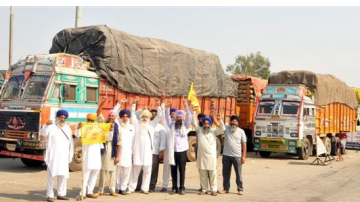 ਦੂਜੇ ਸੂਬਿਆਂ ਤੋਂ ਆ ਰਹੇ ਝੋਨੇ ਨੂੰ ਕਿਸਾਨਾਂ ਨੇ ਫੜ੍ਹੇ ਬਾਸਮਤੀ ਝੋਨੇ ਦੇ ਭਰੇ 5 ਟਰੱਕ, ਕੀਤੇ ਪੁਲਿਸ ਹਵਾਲੇ