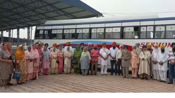ਸ੍ਰੀ ਕਰਤਾਰਪੁਰ ਸਾਹਿਬ ਦੇ ਦਰਸ਼ਨਾਂ ਲਈ ਬਰਨਾਲਾ ਤੋਂ 10ਵਾਂ ਜਥਾ ਰਵਾਨਾ, SGPC ਮੈਂਬਰ ਨੇ ਖੋਲ੍ਹਿਆ ਮੁਫ਼ਤ ਕਾਊਂਟਰ