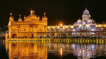 Dhanaasaree-First-Mehl-Second-House-Ashtapadees-the-Guru-Is-The-Ocean-Filled-With-Pearls-the-Saints-Gather-In-The-Ambrosial-Nectar-They-Do-Not-Go-Far-Away-From-There