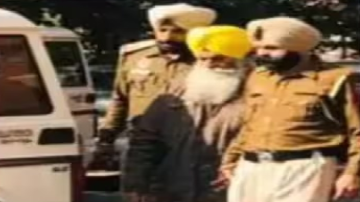 ਪੁਲਿਸ ਨੇ ਗਲਤ ਪਛਾਣ ਕਰਕੇ ਯੂਕੇ ਜਾ ਰਹੇ ਢਾਡੀ ਨੂੰ ਏਅਰਪੋਰਟ ਤੋਂ ਚੁੱਕਿਆ? ਰਿਹਾਈ ਮਗਰੋਂ ਉੱਠੇ ਸਵਾਲ