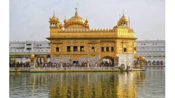 ਸੂਹੀ ਮਹਲਾ ੧ ਘਰੁ ੬ ੴ ਸਤਿਗੁਰ ਪ੍ਰਸਾਦਿ ॥ ਉਜਲੁ ਕੈਹਾ ਚਿਲਕਣਾ ਘੋਟਿਮ ਕਾਲੜੀ ਮਸੁ ॥ ਧੋਤਿਆ ਜੂਠਿ ਨ ਉਤਰੈ ਜੇ ਸਉ ਧੋਵਾ ਤਿਸੁ ॥੧॥