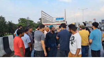 ਲੁਧਿਆਣਾ ਦੇ Elevated Road ਤੇ ਵਾਪਰਿਆ ਸੜਕ ਹਾਦਸਾ, ਮੋਟਕਾਇਕਲ ਤੇ Tripling ਕਰ ਰਹੇ ਨੌਜਵਾਨ ਆਏ ਟਰੱਕ ਦੀ ਚਪੇਟ, 1 ਦੀ ਮੌਤ, ਦੋ ਜ਼ਖਮੀ, ਡ੍ਰਾਈਵਰ ਫਰਾਰ 