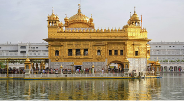 ਧਨਾਸਰੀ ਮਹਲਾ ੫ ॥   ਜਤਨ ਕਰੈ ਮਾਨੁਖ ਡਹਕਾਵੈ ਓਹੁ ਅੰਤਰਜਾਮੀ ਜਾਨੈ ॥ ਪਾਪ ਕਰੇ ਕਰਿ ਮੂਕਰਿ ਪਾਵੈ ਭੇਖ ਕਰੈ ਨਿਰਬਾਨੈ 