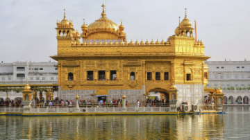 ਧਨਾਸਰੀ ਮਹਲਾ ੫ ॥   ਜਤਨ ਕਰੈ ਮਾਨੁਖ ਡਹਕਾਵੈ ਓਹੁ ਅੰਤਰਜਾਮੀ ਜਾਨੈ ॥ ਪਾਪ ਕਰੇ ਕਰਿ ਮੂਕਰਿ ਪਾਵੈ ਭੇਖ ਕਰੈ ਨਿਰਬਾਨੈ 