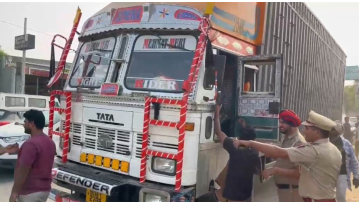 ਮੋਗਾ ’ਚ ਪਸ਼ੂਆਂ ਨਾਲ ਭਰਿਆ ਟਰੱਕ ਰੋਕਿਆ, ਬਜਰੰਗ ਦਲ ਦੇ ਕਾਰਕੁਨਾਂ ਦੀ ਪੁਲਿਸ ਨਾਲ ਤਿੱਖੀ ਬਹਿਸ