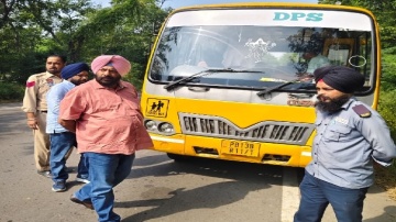 ਆਰ.ਟੀ.ਓ. ਕਰਨਬੀਰ ਸਿੰਘ ਛੀਨਾ ਦੀ ਵਾਹਨਾਂ ’ਤੇ ਕਾਰਵਾਈ, 2 ਜੁਗਾੜੂ ਰੇਹੜੀਆਂ ਜ਼ਬਤ ਤੇ ਓਵਰਲੋਡਿੰਗ ਦੇ ਚਲਾਨ