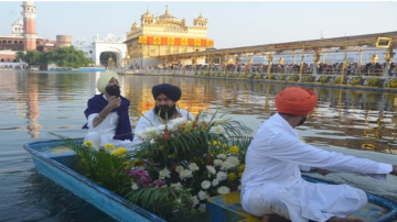 ਵਿਦੇਸ਼ੀ ਫੁੱਲਾਂ ਨਾਲ ਸਜਿਆ ਸ੍ਰੀ ਹਰਿਮੰਦਰ ਸਾਹਿਬ, ਗੁਰੂ ਰਾਮਦਾਸ ਜੀ ਦੇ ਪ੍ਰਕਾਸ਼ ਪੁਰਬ ਲਈ ਤਿਆਰੀਆਂ ਮੁਕੰਮਲ ਹੋਣ ਕੰਢੇ