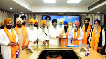 ਪਾਕਿਸਤਾਨੀ ਸਿੱਖਾਂ ਦੇ 49 ਮੈਂਬਰੀ ਜਥੇ ਨੇ ਸ੍ਰੀ ਹਰਿਮੰਦਰ ਸਾਹਿਬ ਵਿਖੇ ਟੇਕਿਆ ਮੱਥਾ